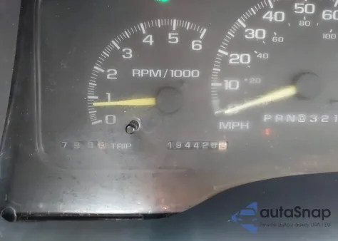 1999 Chevrolet Suburban 1500 z USA, uszkodzony, nr VIN 1GBEC16R9XJ502717